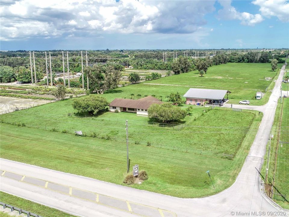 Vendido Recientemente: $2,500,000 (3 camas, 2 baños, 2076 Pies cuadrados)