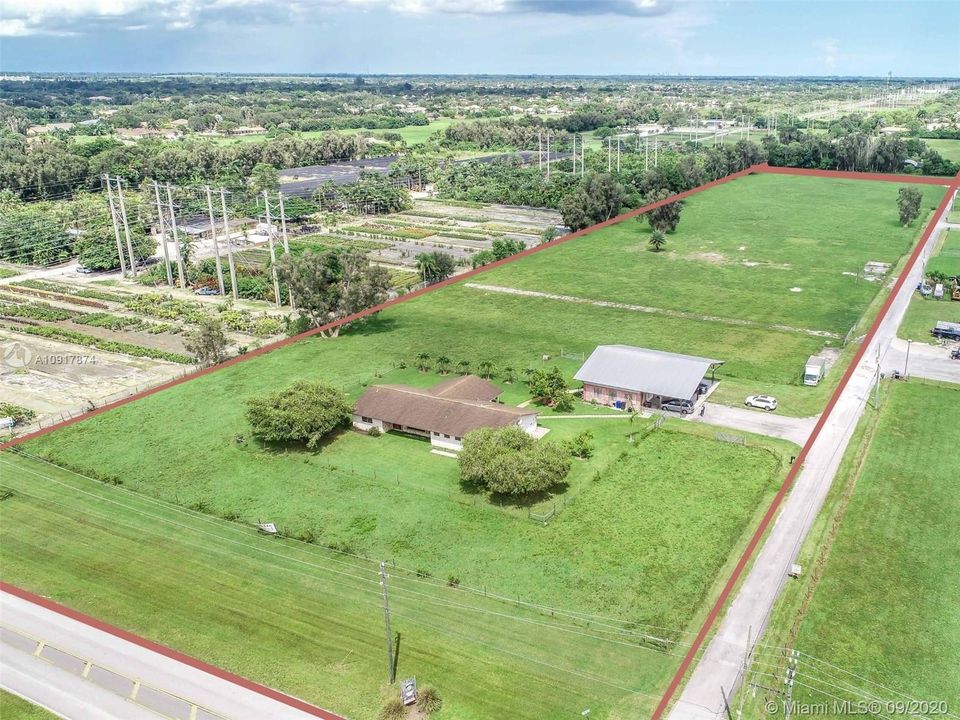 Vendido Recientemente: $2,500,000 (3 camas, 2 baños, 2076 Pies cuadrados)