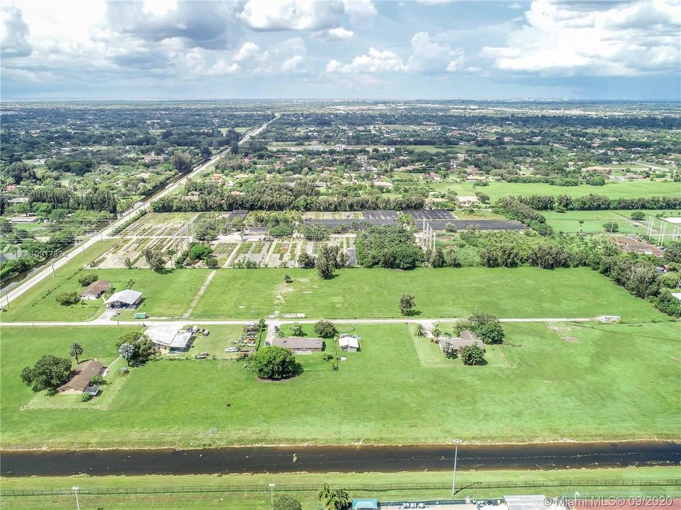 Vendido Recientemente: $2,500,000 (3 camas, 2 baños, 2076 Pies cuadrados)