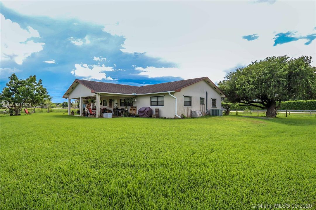 Vendido Recientemente: $2,500,000 (3 camas, 2 baños, 2076 Pies cuadrados)