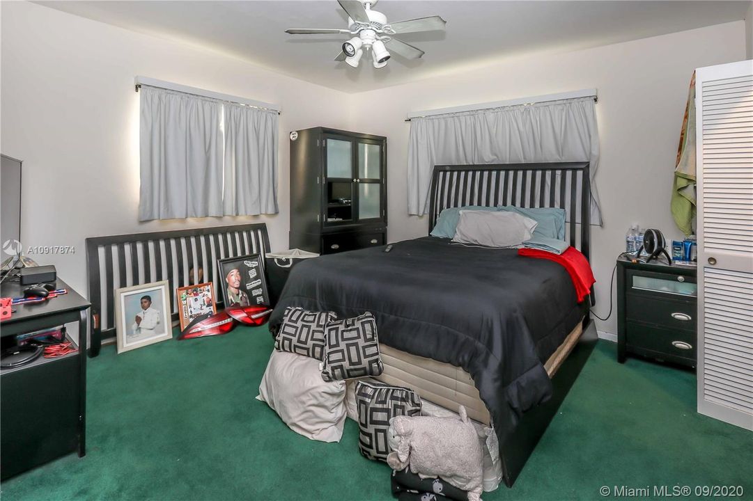 Vendido Recientemente: $2,500,000 (3 camas, 2 baños, 2076 Pies cuadrados)