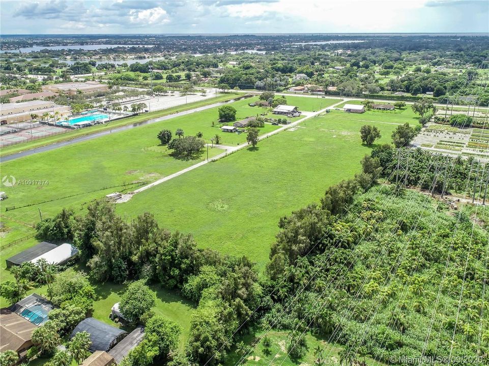 Vendido Recientemente: $2,500,000 (3 camas, 2 baños, 2076 Pies cuadrados)