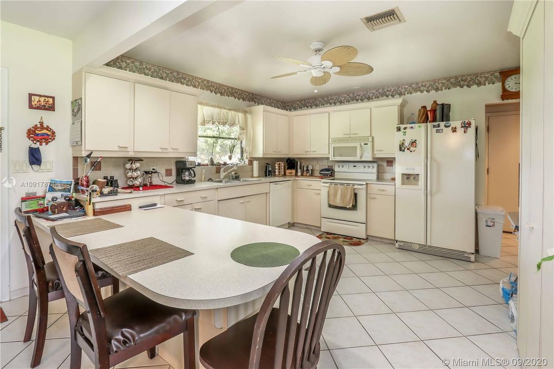 Vendido Recientemente: $2,500,000 (3 camas, 2 baños, 2076 Pies cuadrados)