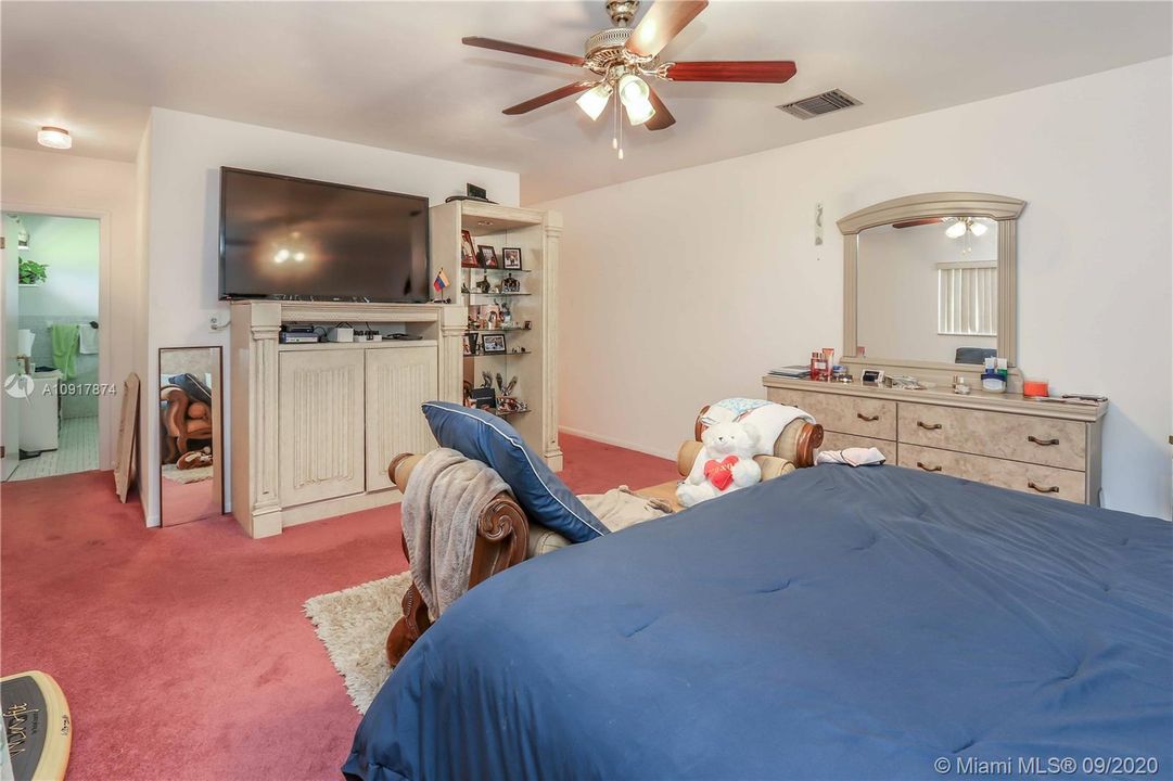 Vendido Recientemente: $2,500,000 (3 camas, 2 baños, 2076 Pies cuadrados)