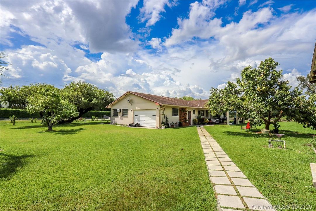 Vendido Recientemente: $2,500,000 (3 camas, 2 baños, 2076 Pies cuadrados)