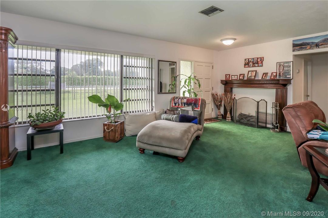 Vendido Recientemente: $2,500,000 (3 camas, 2 baños, 2076 Pies cuadrados)