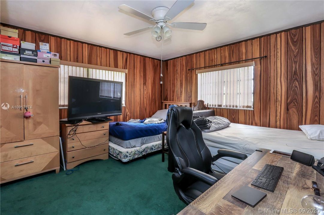 Vendido Recientemente: $2,500,000 (3 camas, 2 baños, 2076 Pies cuadrados)
