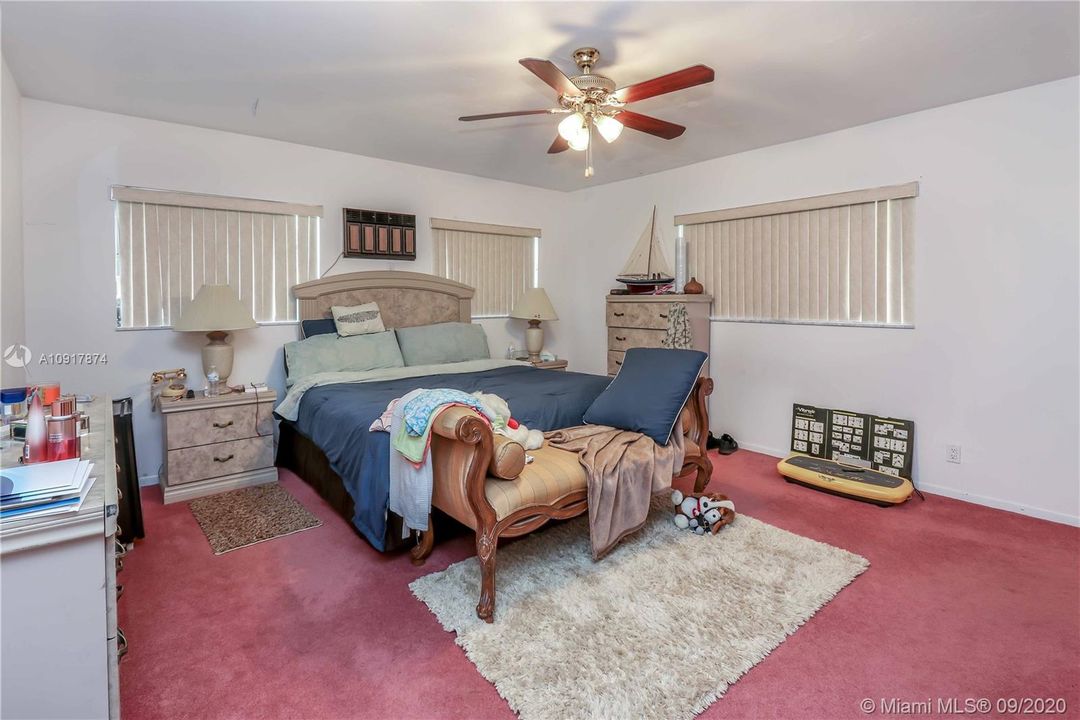 Vendido Recientemente: $2,500,000 (3 camas, 2 baños, 2076 Pies cuadrados)