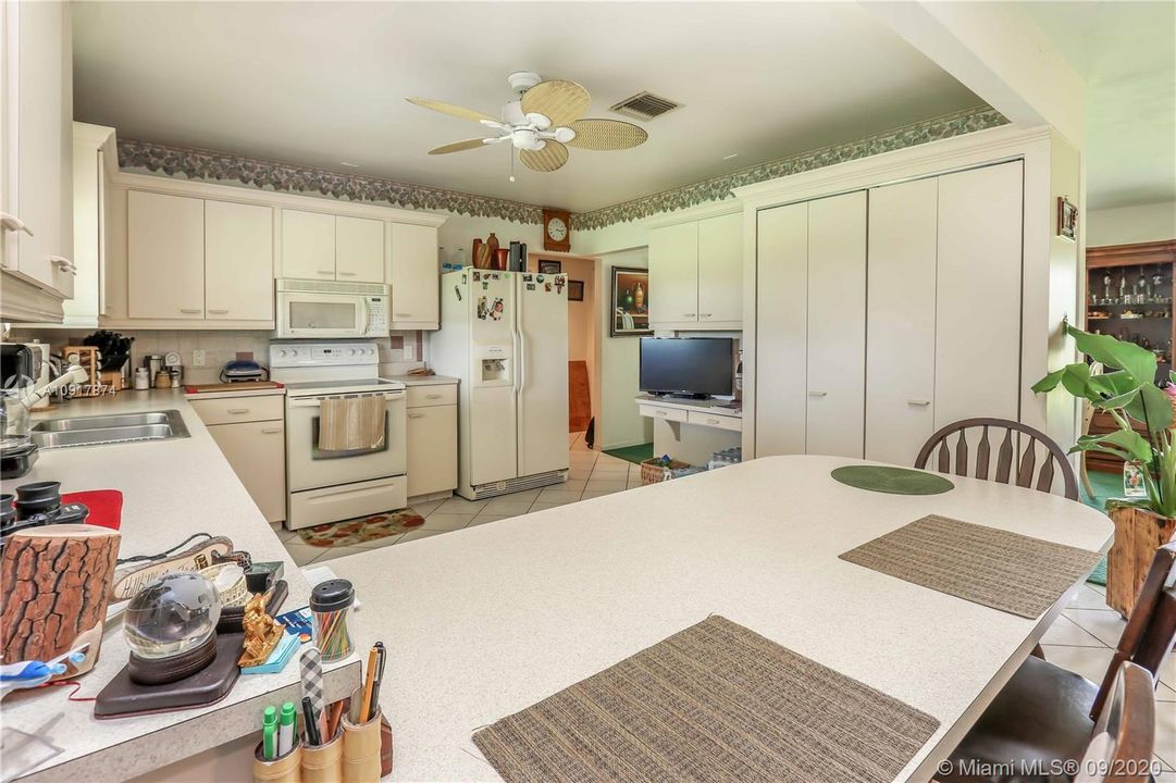 Vendido Recientemente: $2,500,000 (3 camas, 2 baños, 2076 Pies cuadrados)