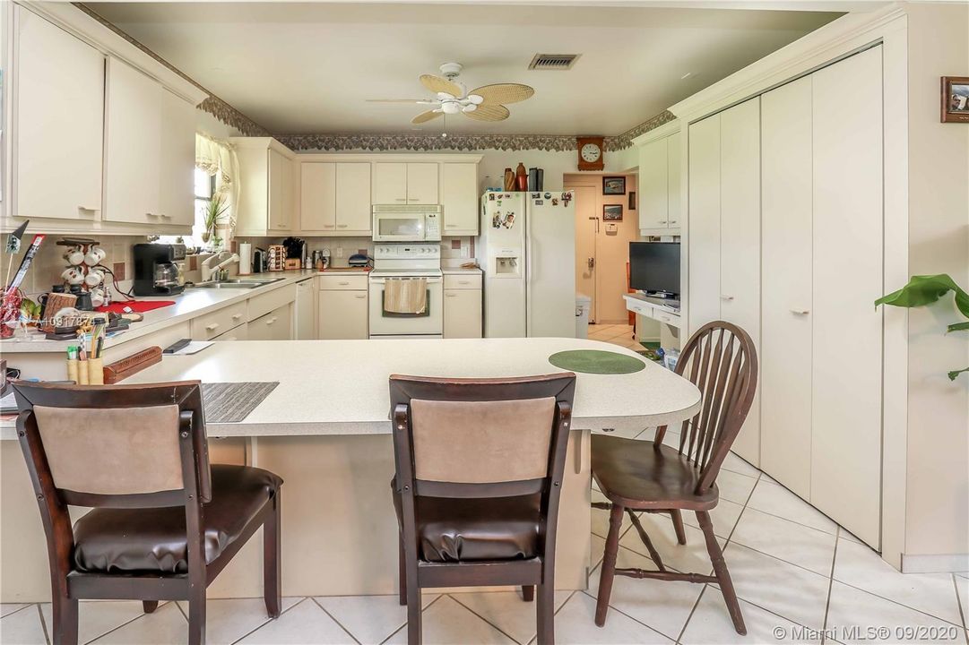 Vendido Recientemente: $2,500,000 (3 camas, 2 baños, 2076 Pies cuadrados)