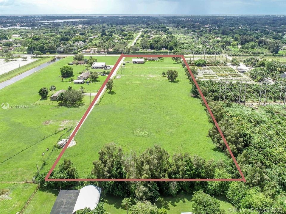 Vendido Recientemente: $2,500,000 (3 camas, 2 baños, 2076 Pies cuadrados)