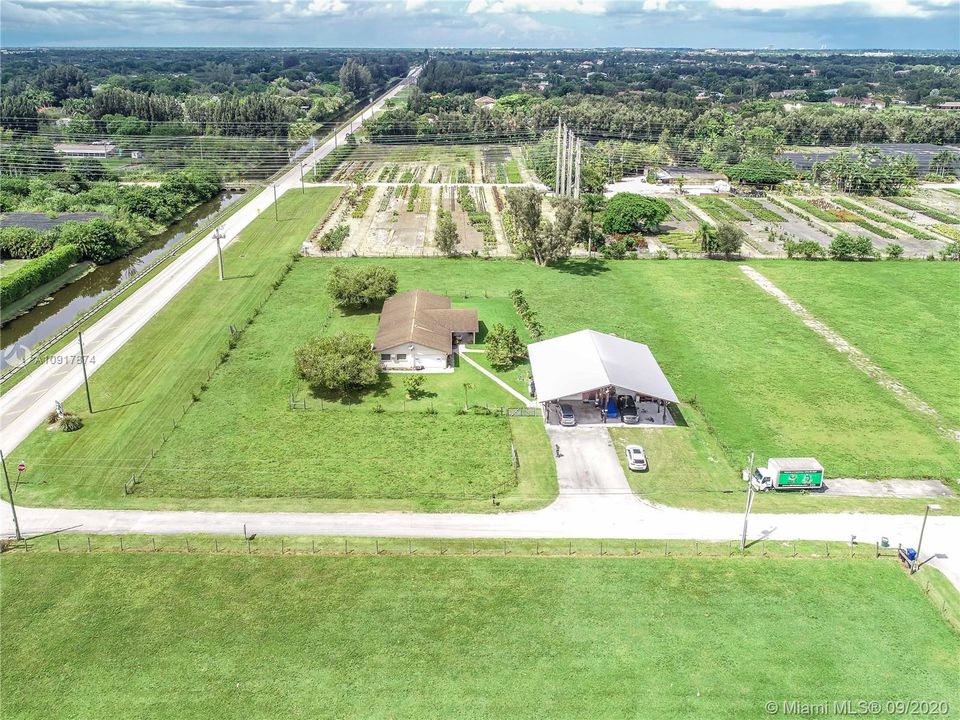 Vendido Recientemente: $2,500,000 (3 camas, 2 baños, 2076 Pies cuadrados)