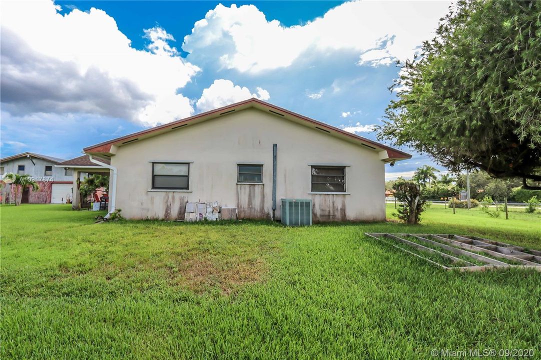 Vendido Recientemente: $2,500,000 (3 camas, 2 baños, 2076 Pies cuadrados)