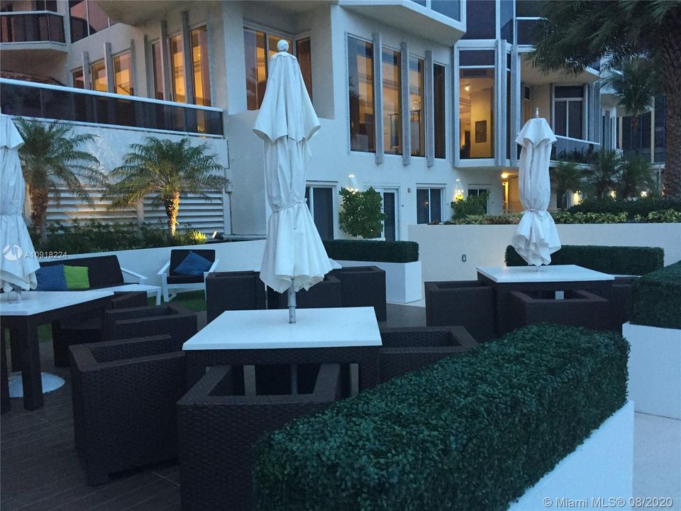 Outdoor Sitting Area - Cafe