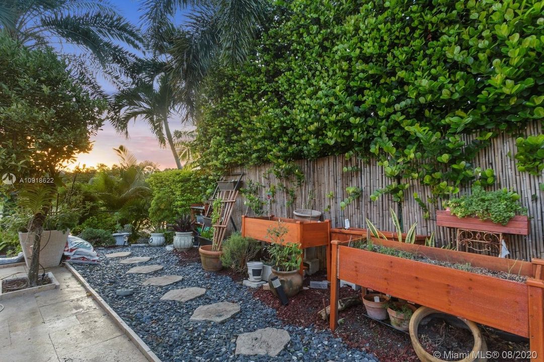 Vendido Recientemente: $625,000 (4 camas, 3 baños, 2344 Pies cuadrados)