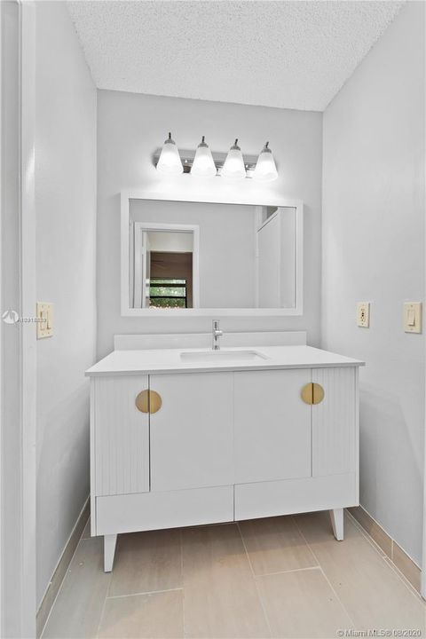 Недавно продано: $324,900 (3 спален, 2 ванн, 1434 Квадратных фут)