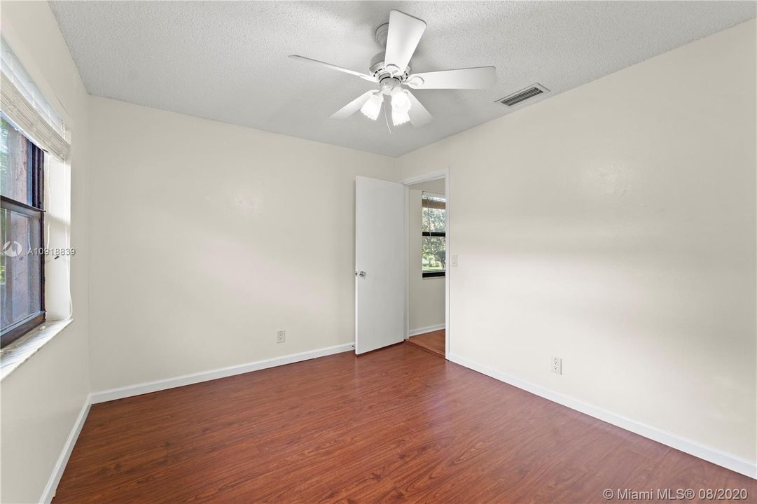 Недавно продано: $324,900 (3 спален, 2 ванн, 1434 Квадратных фут)