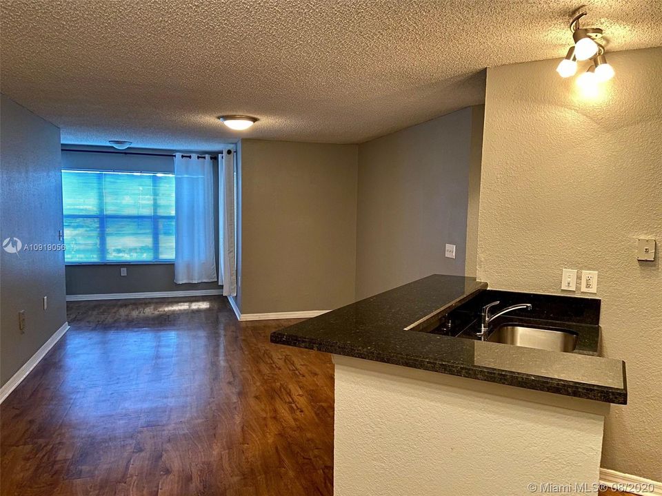 Recently Rented: $1,490 (2 beds, 1 baths, 965 Square Feet)