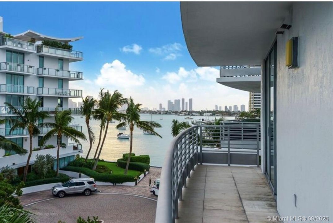 Recently Sold: $1,399,000 (2 beds, 3 baths, 1919 Square Feet)