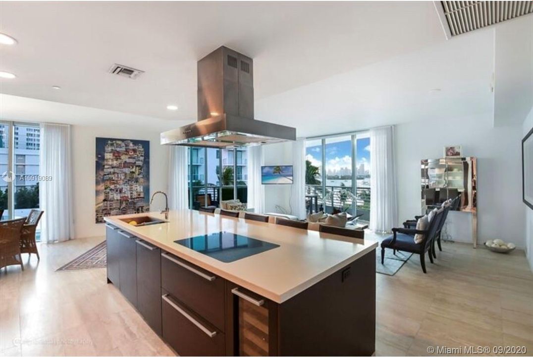 Recently Sold: $1,399,000 (2 beds, 3 baths, 1919 Square Feet)