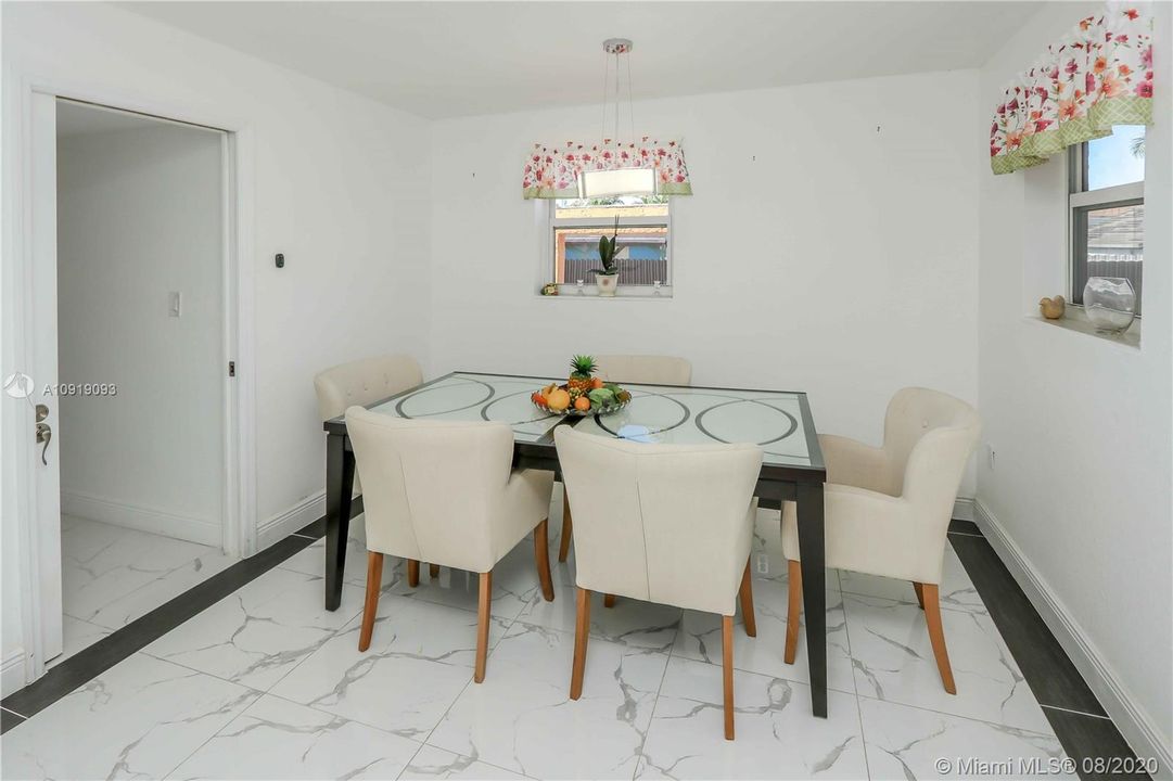 Vendido Recientemente: $370,000 (4 camas, 2 baños, 1938 Pies cuadrados)