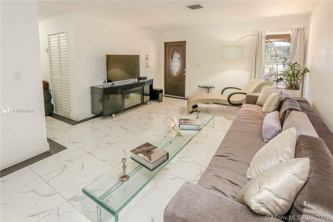Vendido Recientemente: $370,000 (4 camas, 2 baños, 1938 Pies cuadrados)