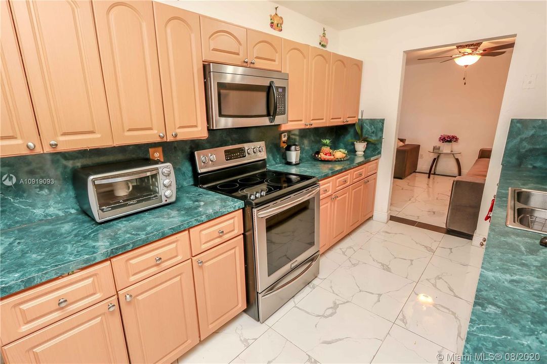 Vendido Recientemente: $370,000 (4 camas, 2 baños, 1938 Pies cuadrados)