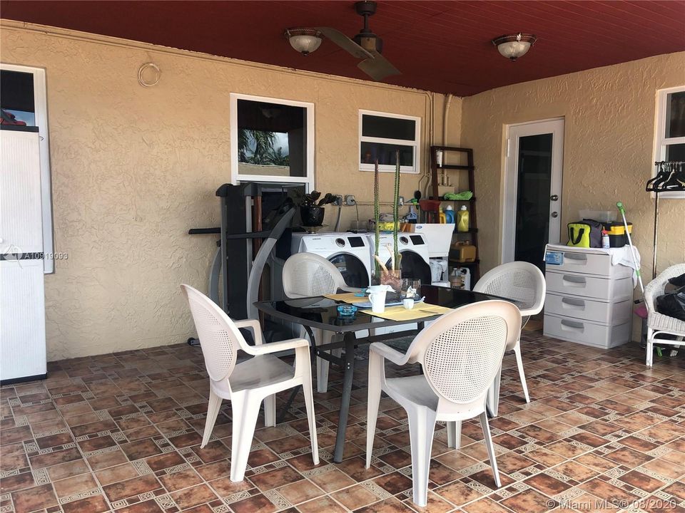 Vendido Recientemente: $370,000 (4 camas, 2 baños, 1938 Pies cuadrados)