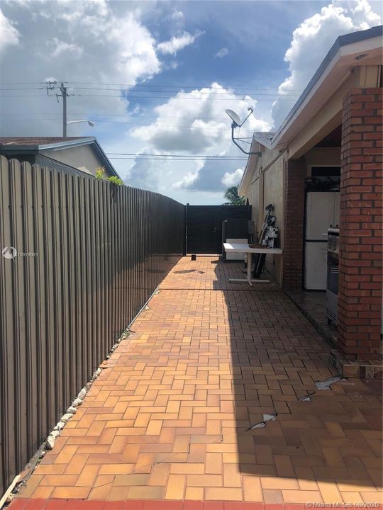 Vendido Recientemente: $370,000 (4 camas, 2 baños, 1938 Pies cuadrados)
