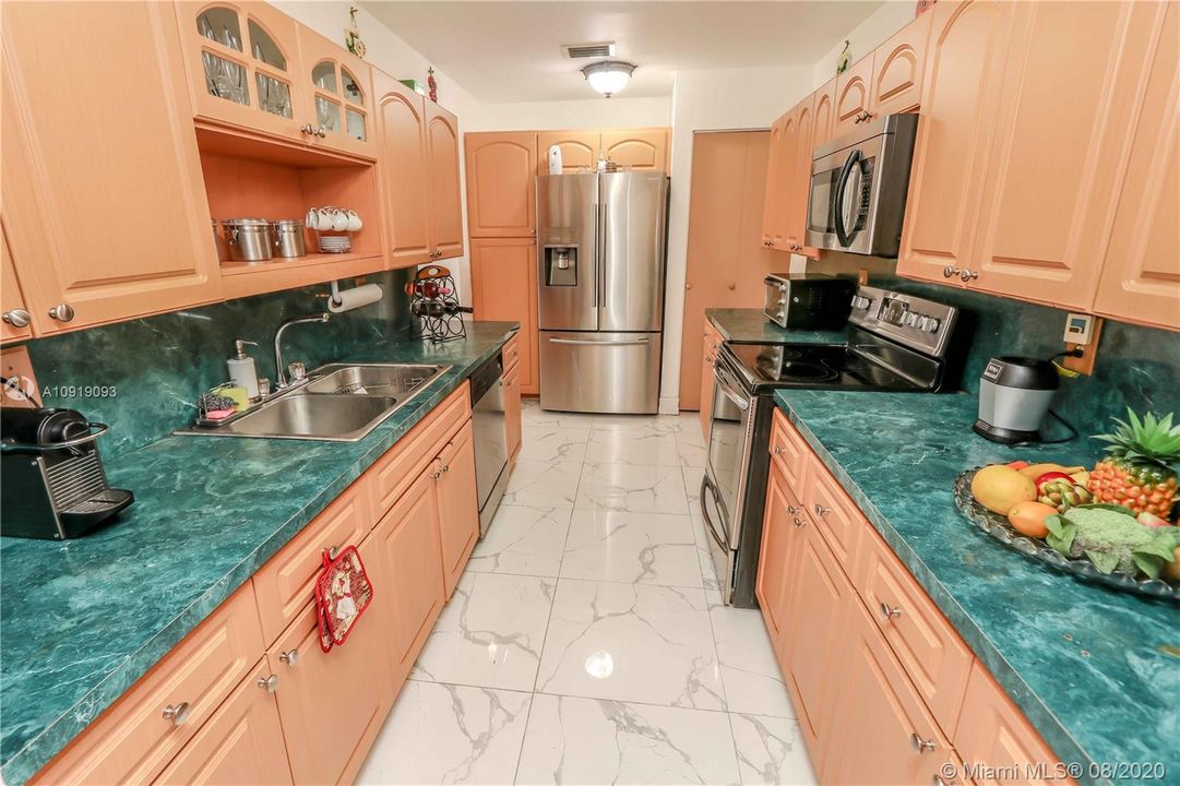 Vendido Recientemente: $370,000 (4 camas, 2 baños, 1938 Pies cuadrados)