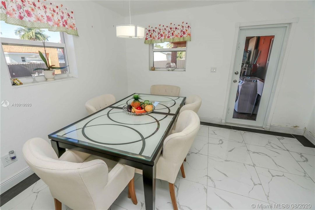 Vendido Recientemente: $370,000 (4 camas, 2 baños, 1938 Pies cuadrados)
