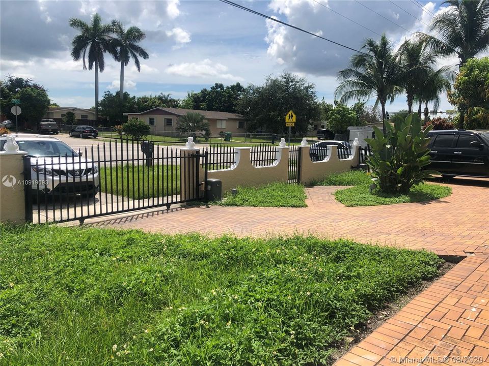 Vendido Recientemente: $370,000 (4 camas, 2 baños, 1938 Pies cuadrados)
