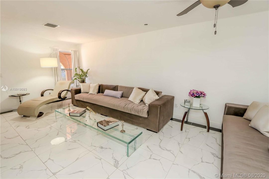 Vendido Recientemente: $370,000 (4 camas, 2 baños, 1938 Pies cuadrados)