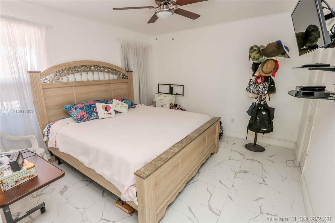 Vendido Recientemente: $370,000 (4 camas, 2 baños, 1938 Pies cuadrados)