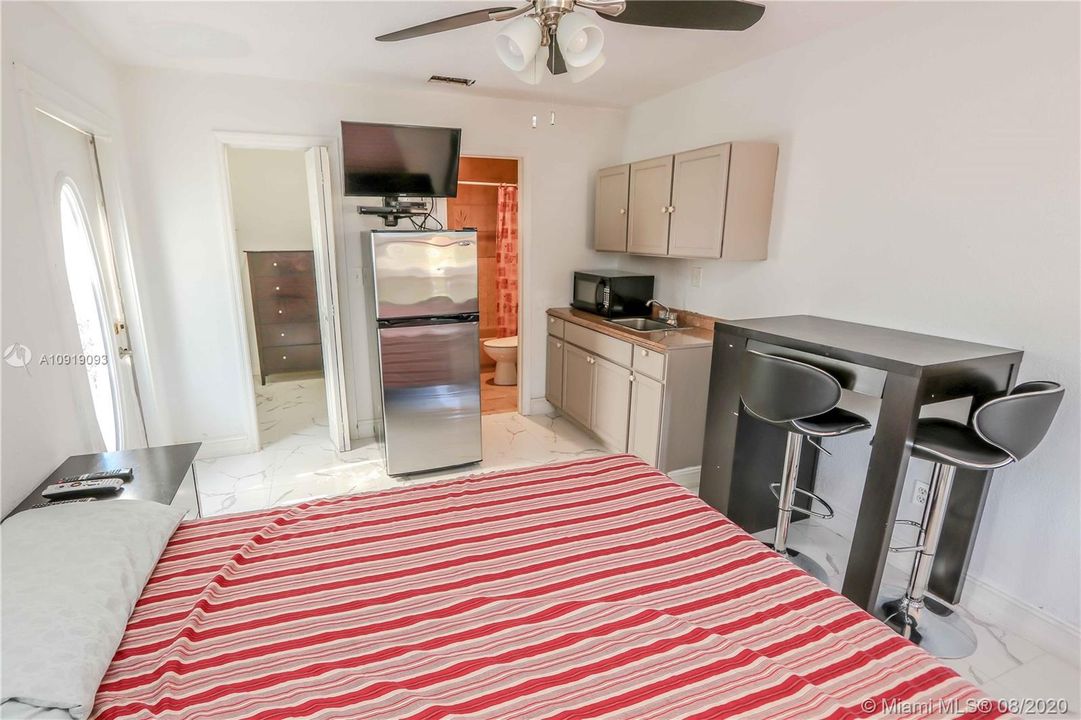 Vendido Recientemente: $370,000 (4 camas, 2 baños, 1938 Pies cuadrados)