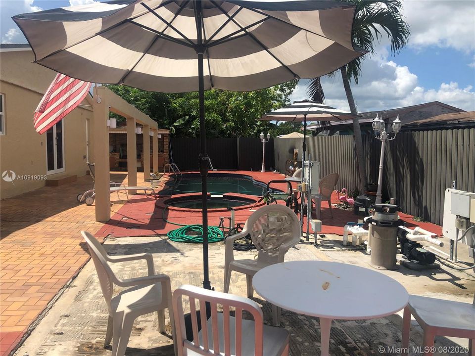 Vendido Recientemente: $370,000 (4 camas, 2 baños, 1938 Pies cuadrados)