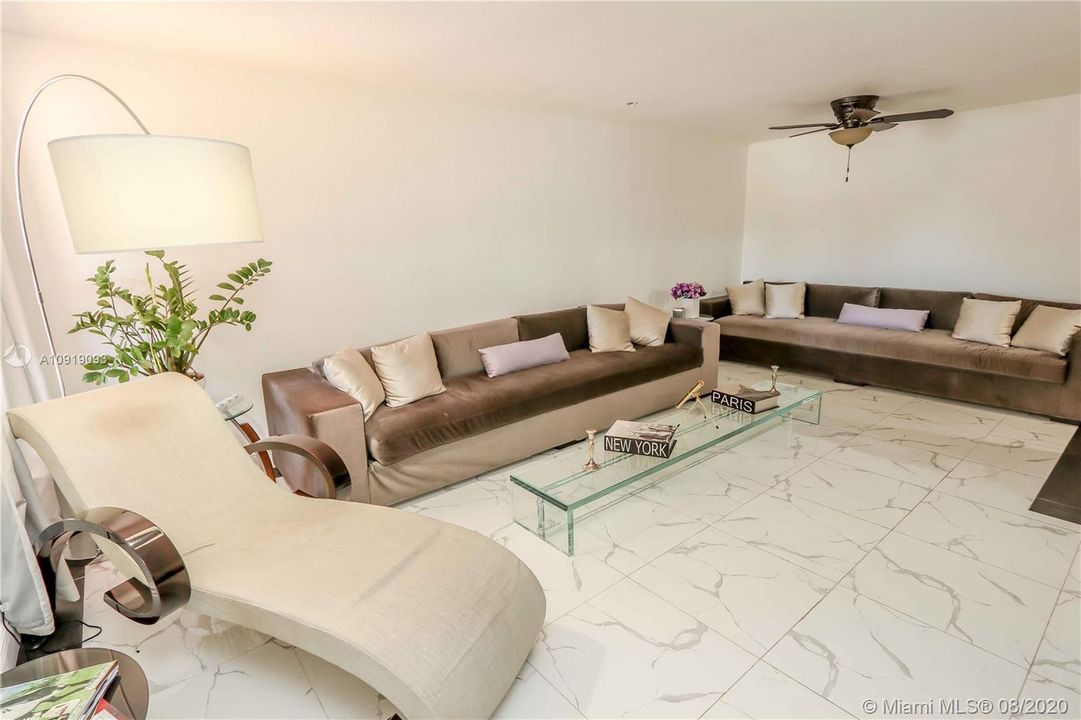 Vendido Recientemente: $370,000 (4 camas, 2 baños, 1938 Pies cuadrados)