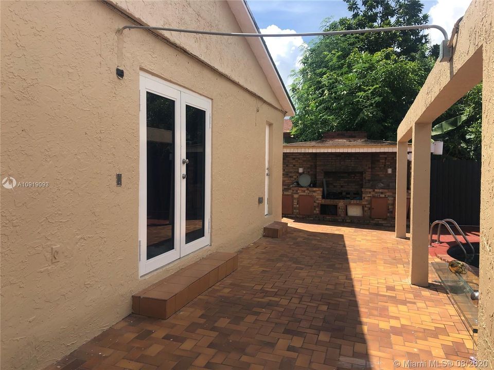 Vendido Recientemente: $370,000 (4 camas, 2 baños, 1938 Pies cuadrados)