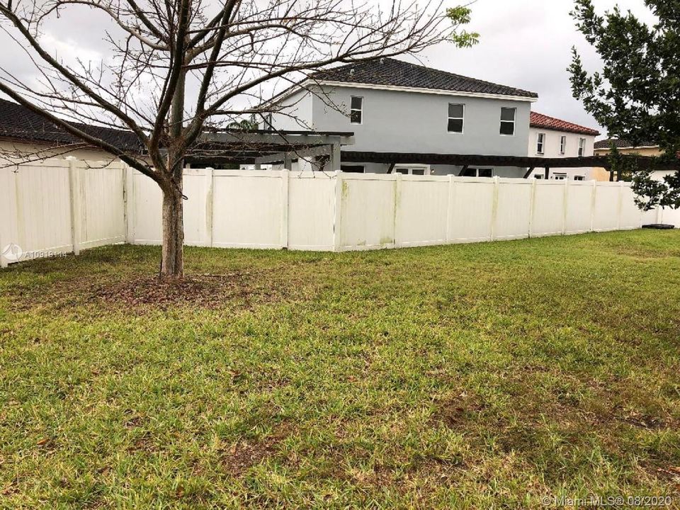 Recently Rented: $2,400 (3 beds, 3 baths, 2640 Square Feet)