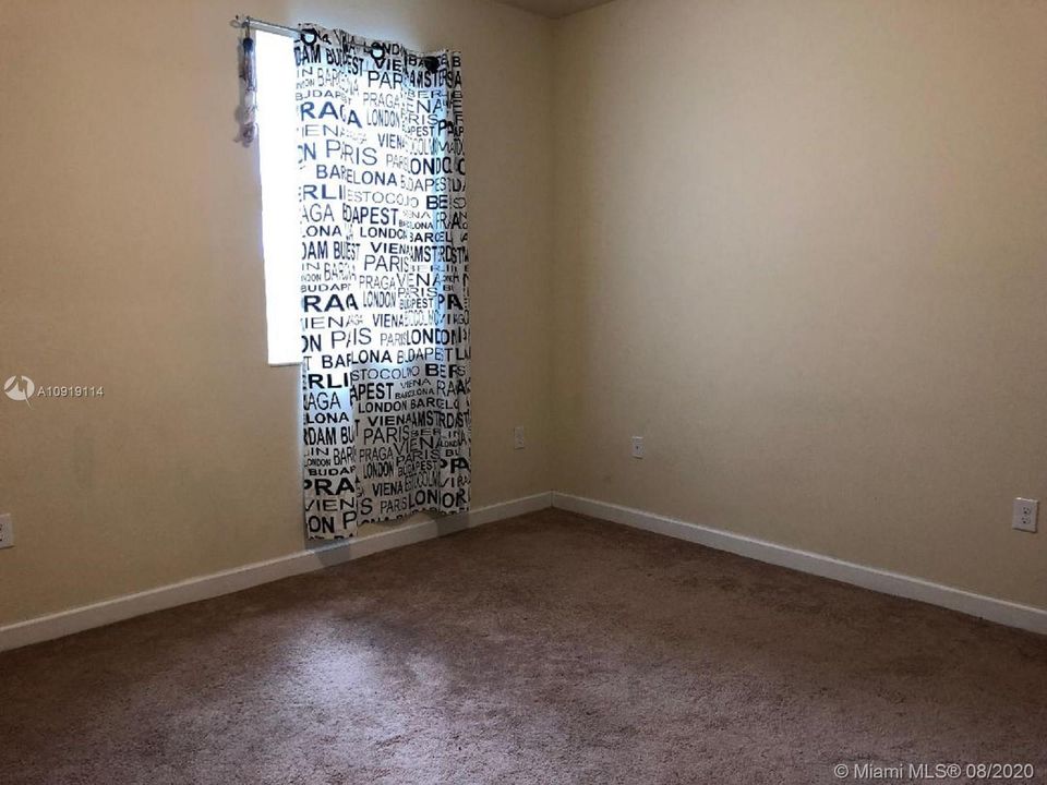 Recently Rented: $2,400 (3 beds, 3 baths, 2640 Square Feet)