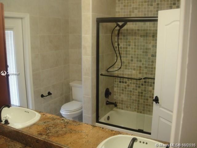 SECONDARY BATHROOM/CABANA BATH