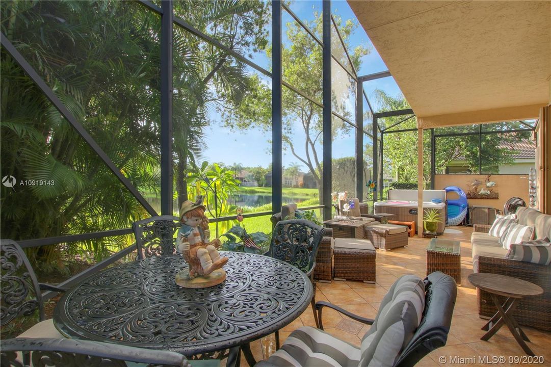 LARGE, PRVATE SCREENED PATIO, GREAT FOR ENTERTAINING OR YOUR MORNING COFFEE!
