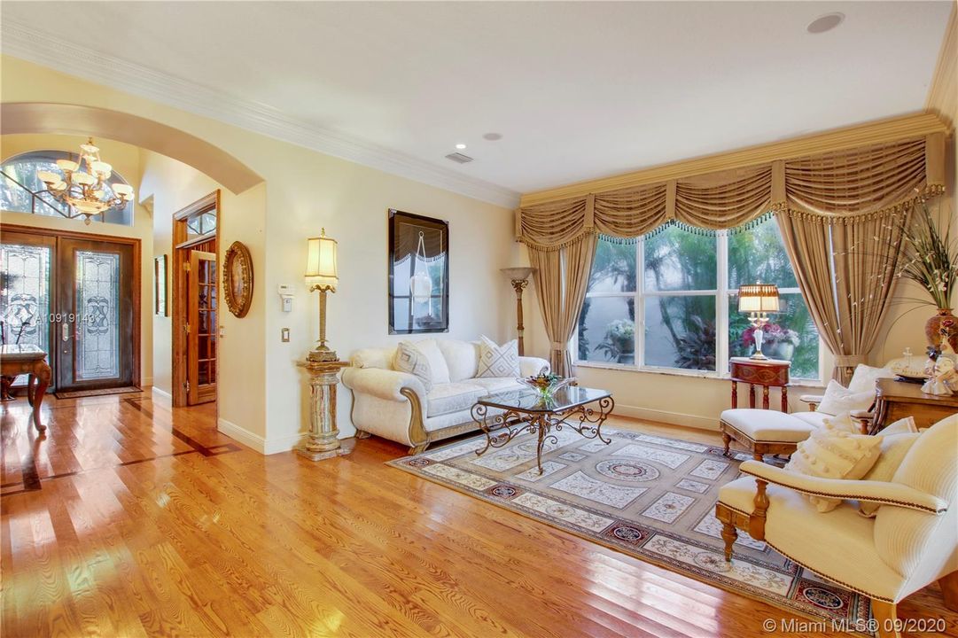 ELEGANT LIVING AREA