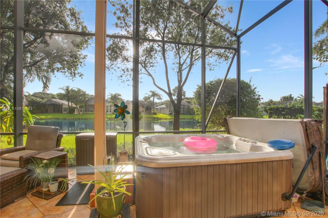 HOT TUB AND OUTDOOR SHOWER