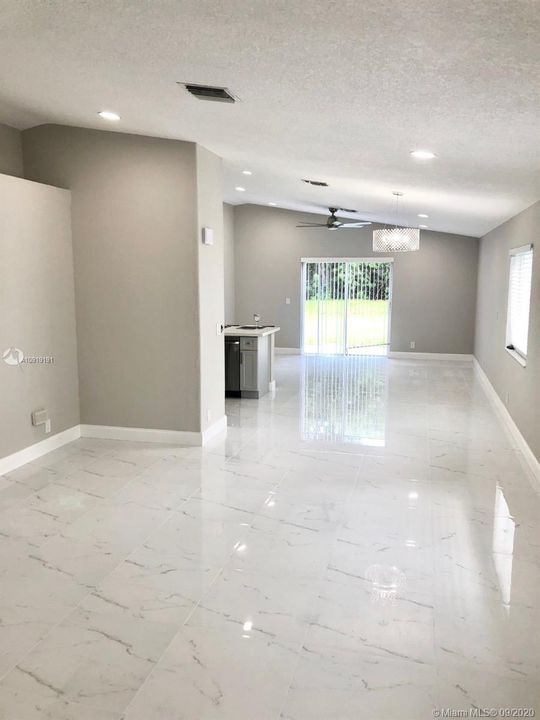 Recently Sold: $375,000 (3 beds, 2 baths, 1418 Square Feet)