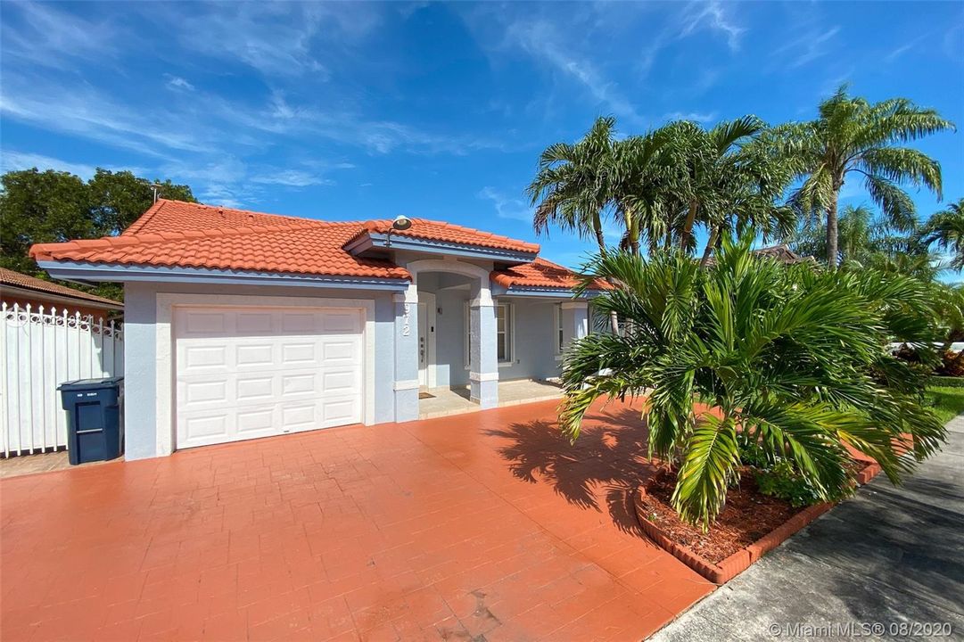 FRONT OF THE HOUSE, CIRCULAR STAMPED DRIVEWAY