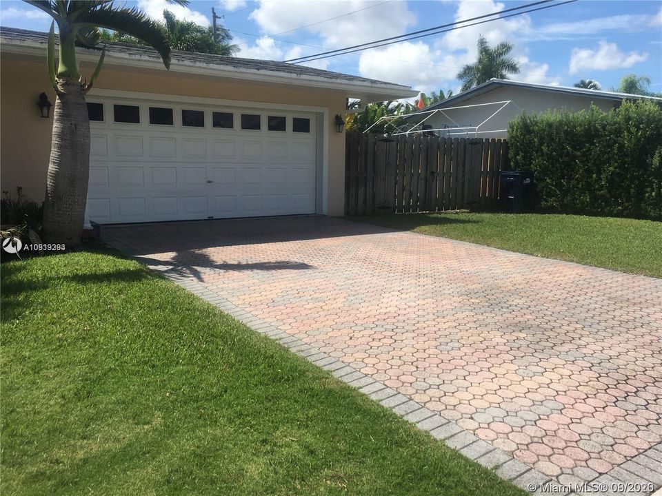 Recently Rented: $3,100 (3 beds, 2 baths, 1677 Square Feet)