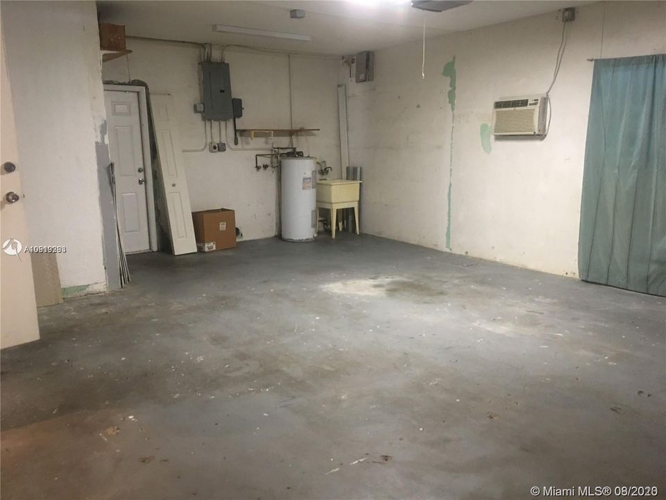Recently Rented: $3,100 (3 beds, 2 baths, 1677 Square Feet)