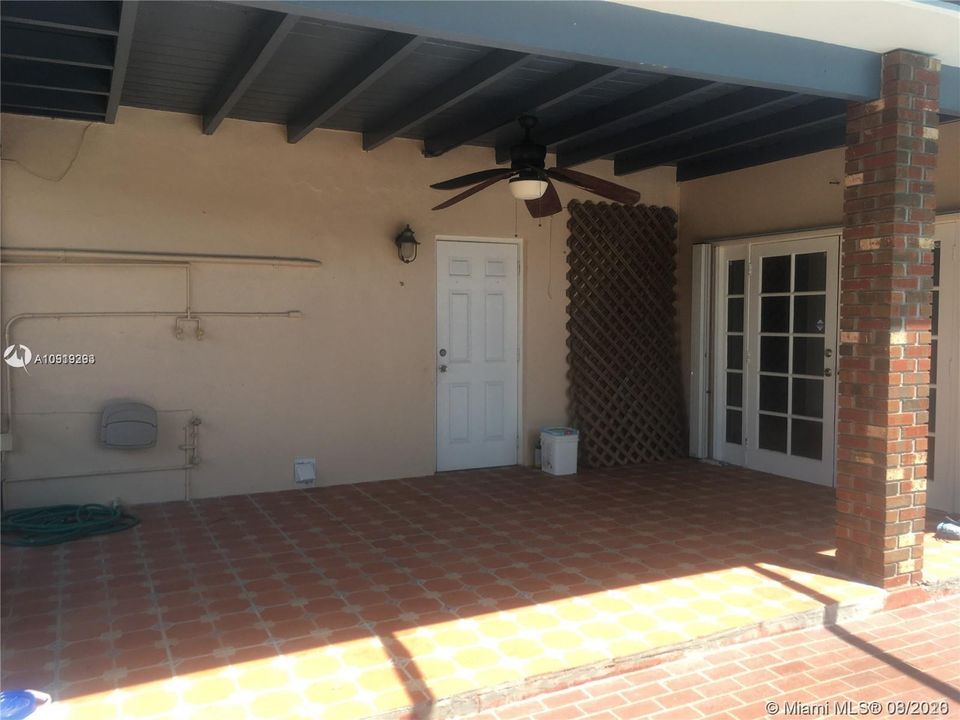 Recently Rented: $3,100 (3 beds, 2 baths, 1677 Square Feet)