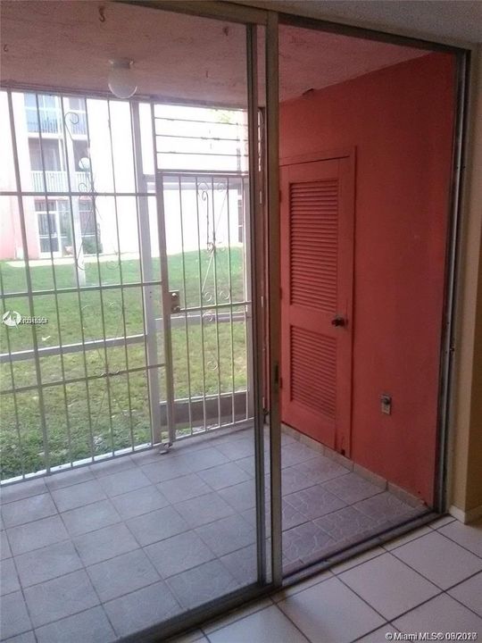 Недавно продано: $119,900 (2 спален, 2 ванн, 800 Квадратных фут)